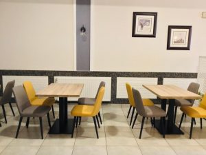 Instalación con sillas murano en mesa.
