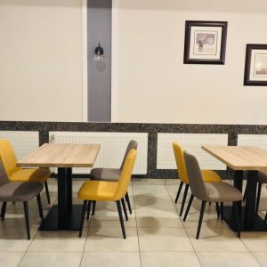 Instalación con sillas murano en mesa.