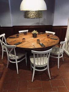 instalación de sillas báltimore blancas en mesa redonda REYMA