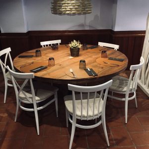 instalación de sillas báltimore blancas en mesa redonda REYMA