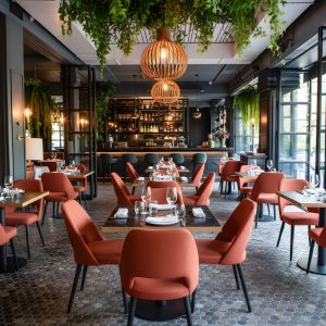 ambiente restaurante elegante con silla Arona y mesa Munich cuadrada